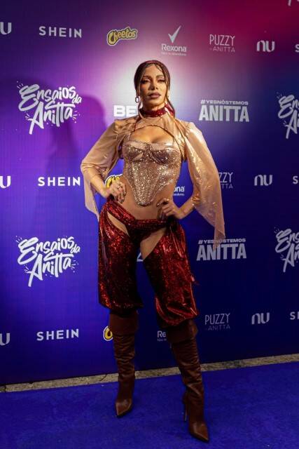 Com look sexy, Anitta faz show de ensaio para o Carnaval em SP (Foto: Eduardo Martins e Van Campos / AgNews)