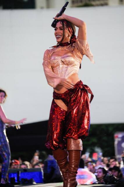 Com look sexy, Anitta faz show de ensaio para o Carnaval em SP (Foto: Eduardo Martins e Van Campos / AgNews)