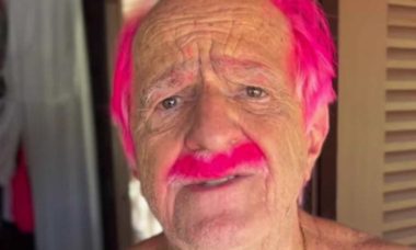 Ary Fontoura radicaliza o visual e surge com cabelo e bigode rosa