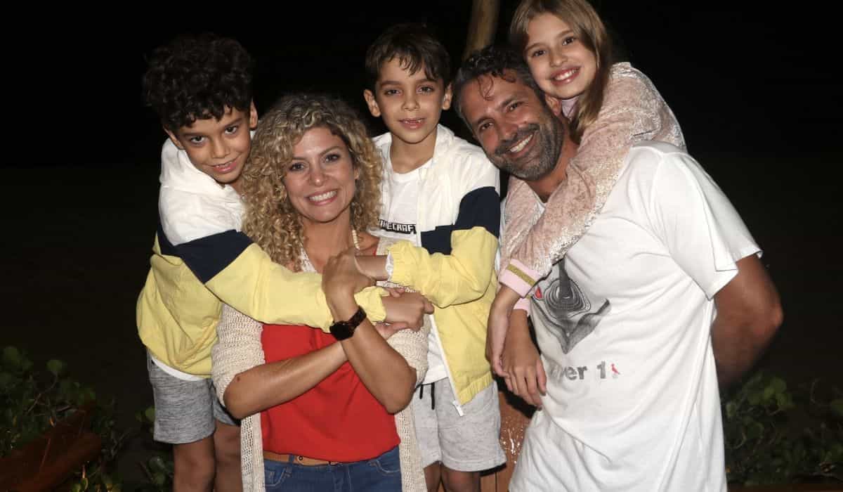 Babi Borges e Iran passeiam com os filhos por Copacabana