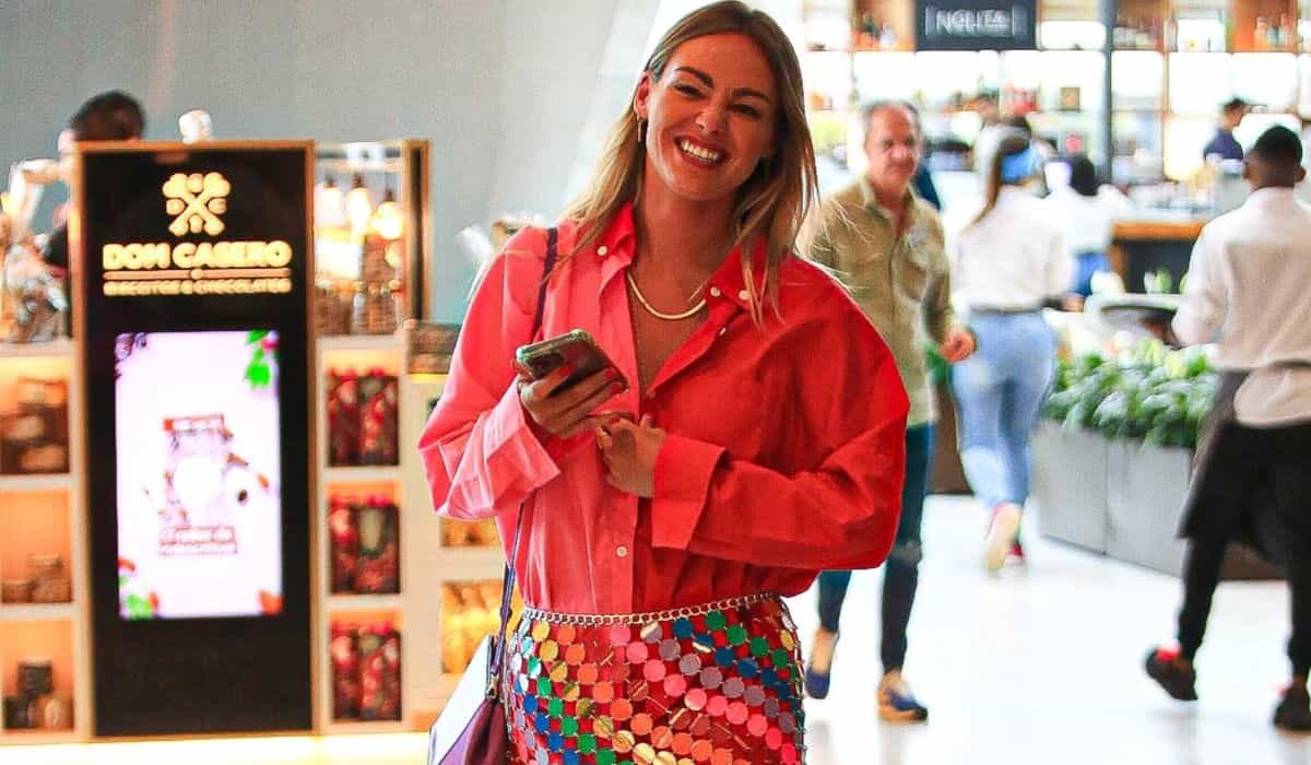 Ex-BBB Bárbara Heck curte passeio em shopping de luxo do RJ