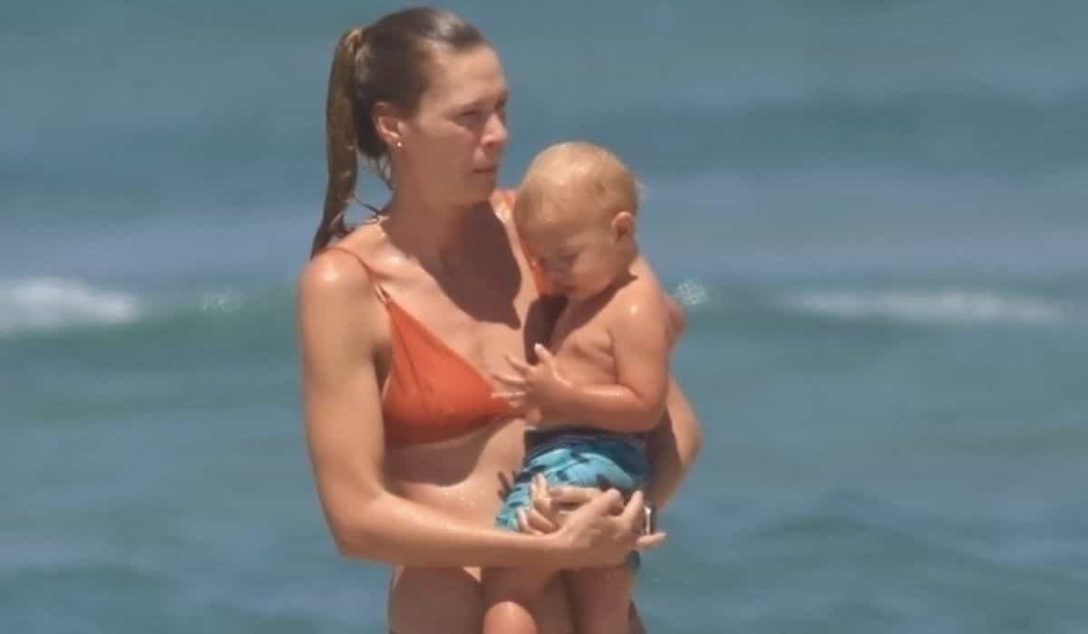 Betina Schmidt curte dia de praia com o filho na Barra da Tijuca