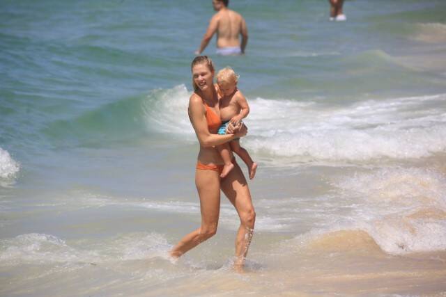 Betina Schmidt curte dia de praia com o filho na Barra da Tijuca (Foto: Fabricio Pioyani / AgNews)