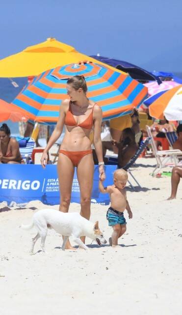 Betina Schmidt curte dia de praia com o filho na Barra da Tijuca (Foto: Fabricio Pioyani / AgNews)