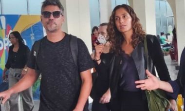 Camila Pitanga é flagrada com o namorado em aeroporto de SP
