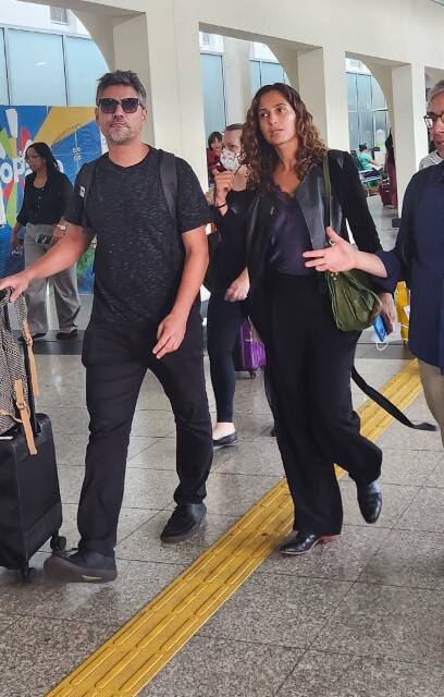 Camila Pitanga é flagrada com o namorado em aeroporto de SP (Foto: Leo Franco / AgNews)