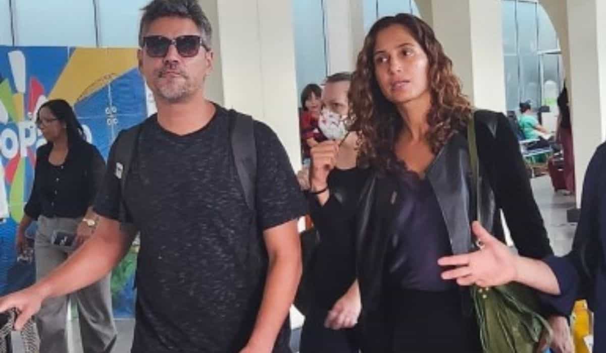 Camila Pitanga é flagrada com o namorado em aeroporto de SP