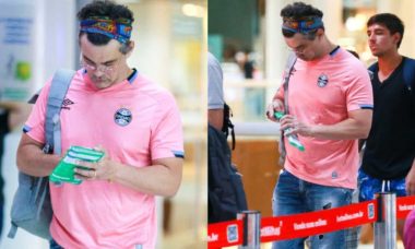 Carmo Dalla Vecchia usa camisa rosa do Grêmio em aeroporto
