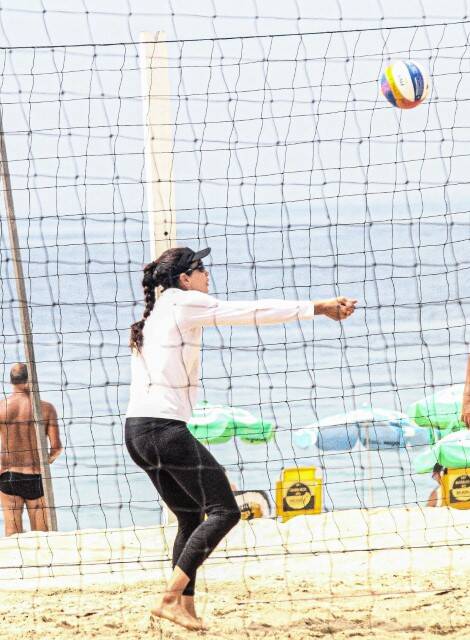 Carol Solberg volta a treinar vôlei de praia após a morte da mãe (Foto: Daniel Delmiro / AgNews)