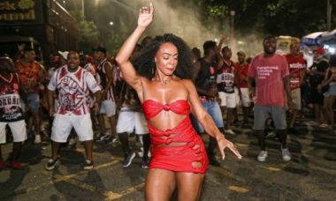Dandara Mariana cai no samba em ensaio de rua da Salgueiro