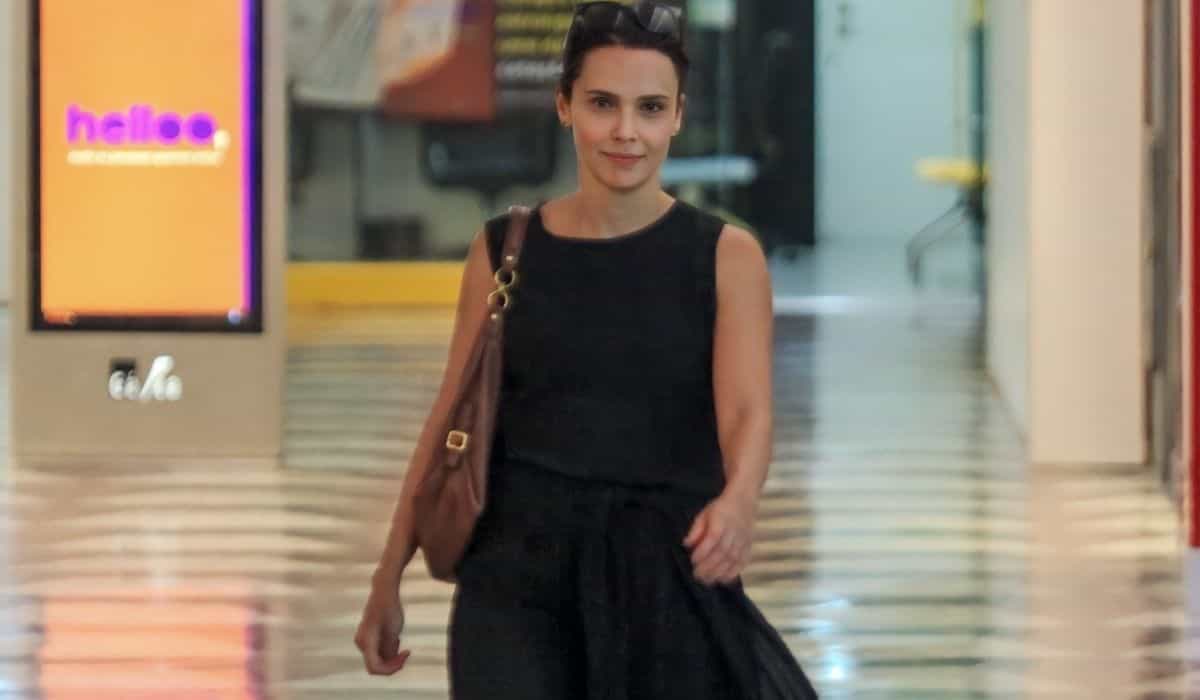 Débora Falabella é flagrada passeando por shopping do RJ
