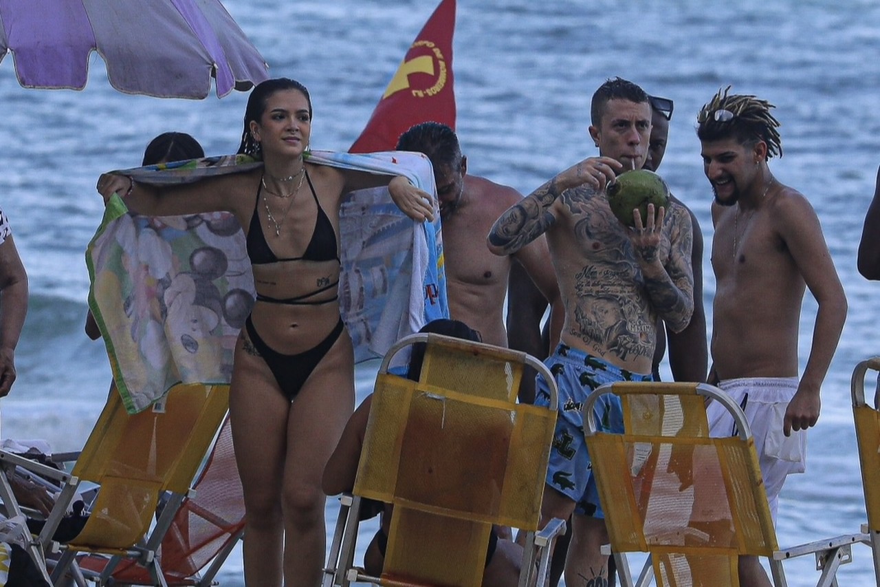 Mel Maia e MC Daniel curtem dia de praia no Rio de Janeiro