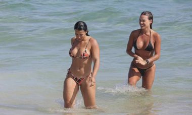 Larissa Tomásia e Bárbara Heck curtem dia de praia no Rio