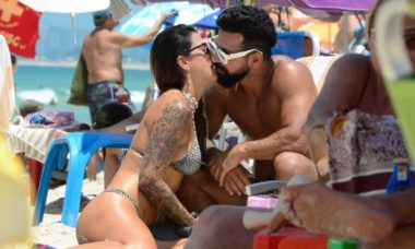 Dennis DJ é flagrado aos beijos com nova namorada em praia do RJ
