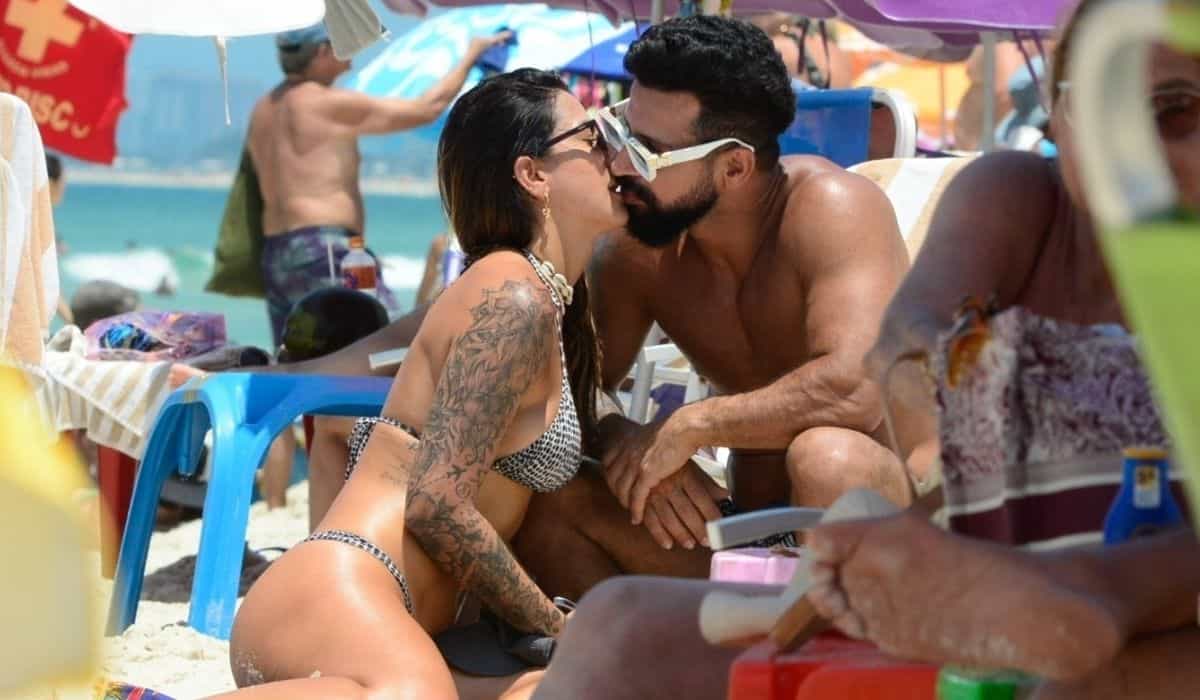 Dennis DJ é flagrado aos beijos com nova namorada em praia do RJ