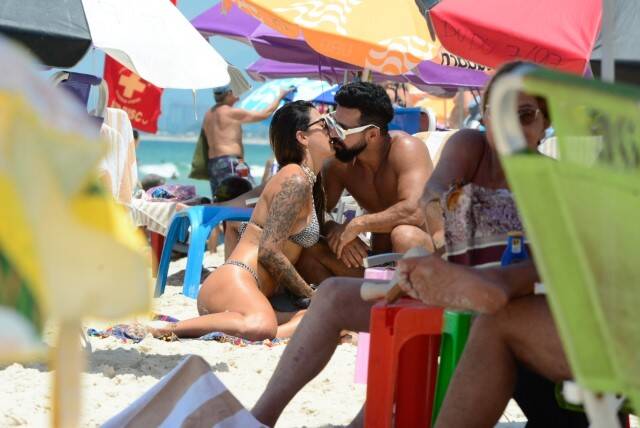 Dennis DJ é flagrado aos beijos com nova namorada em praia do RJ (Foto: Webert Belecio / AgNews)