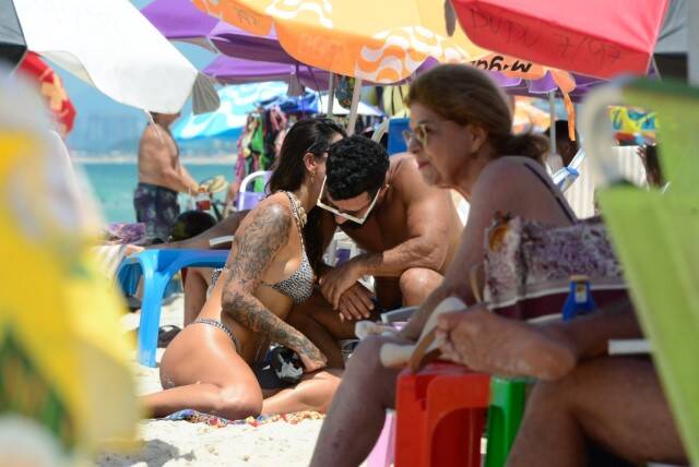 Dennis DJ é flagrado aos beijos com nova namorada em praia do RJ (Foto: Webert Belecio / AgNews)