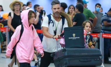 Diego Ribas é flagrado desembarcando no RJ com o filho