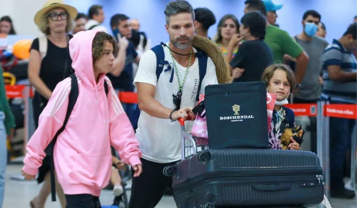 Diego Ribas é flagrado desembarcando no RJ com o filho