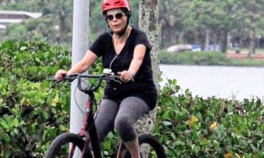 Dilma Rousseff é flagrada andando de bicicleta na chuva no RJ