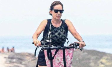 Drica Morais curte dia de sol para pedalar pela orla de Ipanema