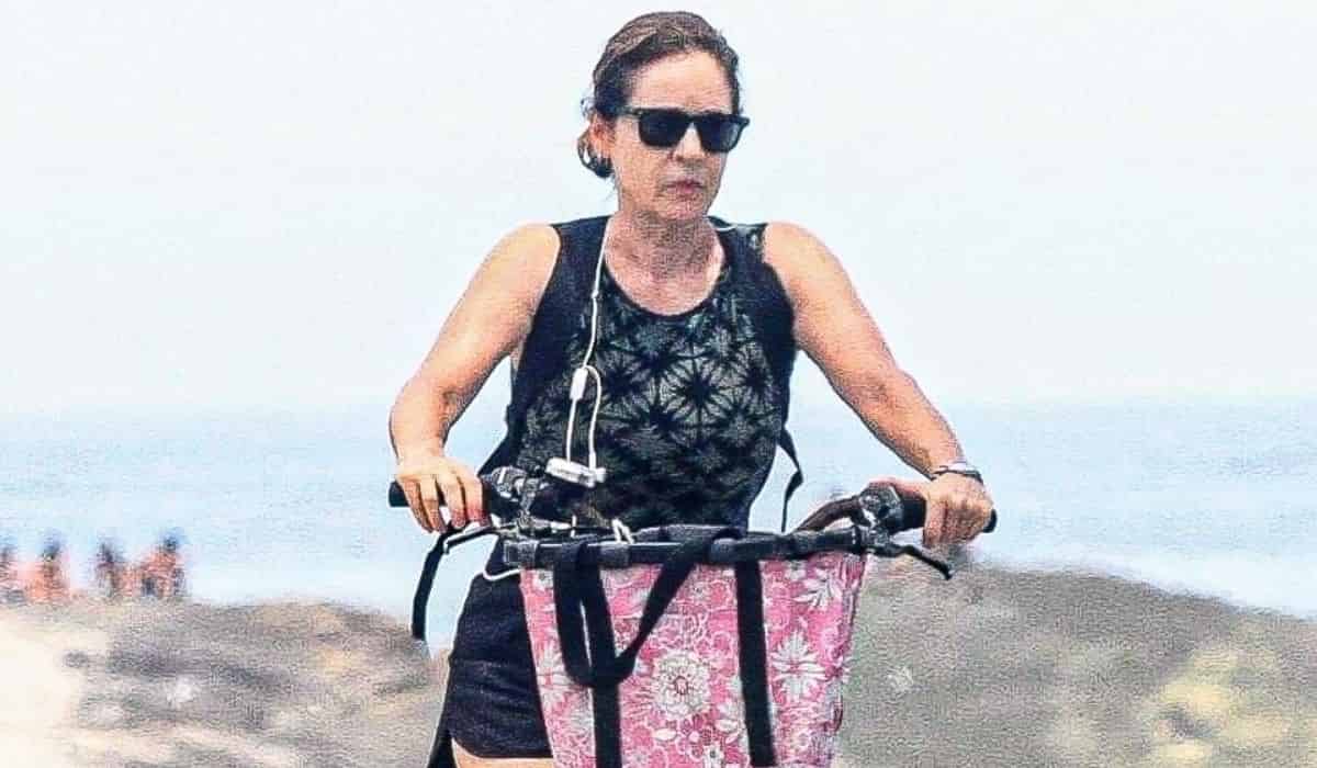 Drica Morais curte dia de sol para pedalar pela orla de Ipanema