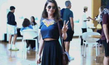 Alinne Moraes posa para fotos durante passeio em shopping do RJ