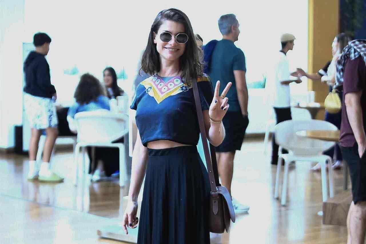 Alinne Moraes posa para fotos durante passeio em shopping do RJ