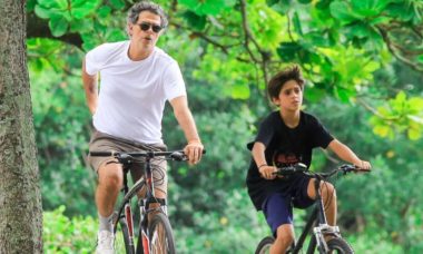 Eduardo Moscovis curte passeio de bicicleta com o filho no RJ