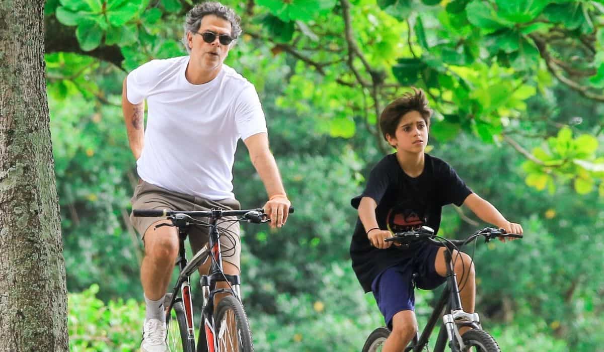 Eduardo Moscovis curte passeio de bicicleta com o filho no RJ