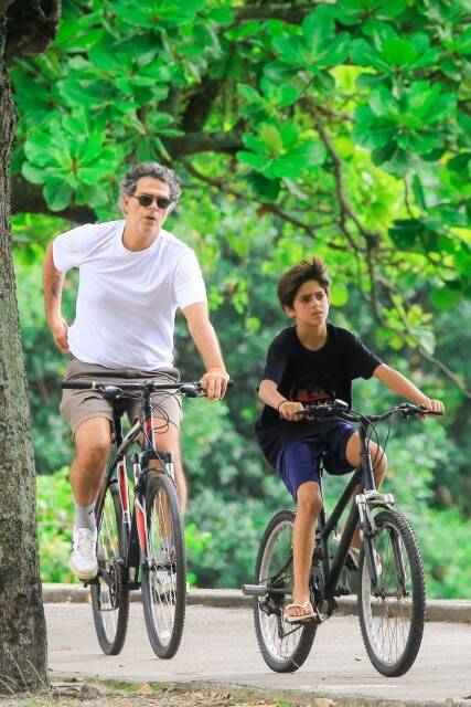 Eduardo Moscovis curte passeio de bicicleta com o filho no RJ (Foto: JC PEREIRA /AGNEWS / AgNews)