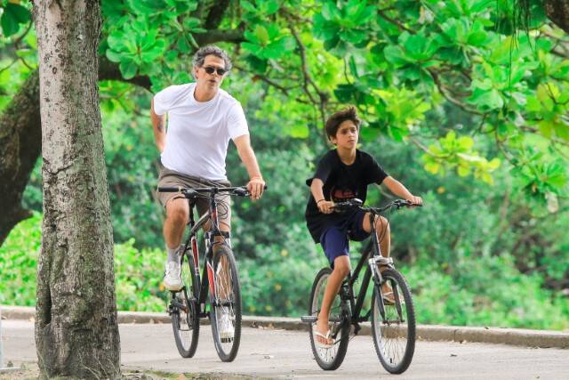 Eduardo Moscovis curte passeio de bicicleta com o filho no RJ (Foto: JC PEREIRA /AGNEWS / AgNews)