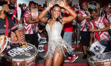 Carnaval 2023: Erika Januza cai no samba em ensaio da Viradouro
