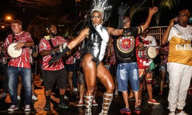 Carnaval! Érika Januza desfila em ensaio com look de luz de LED