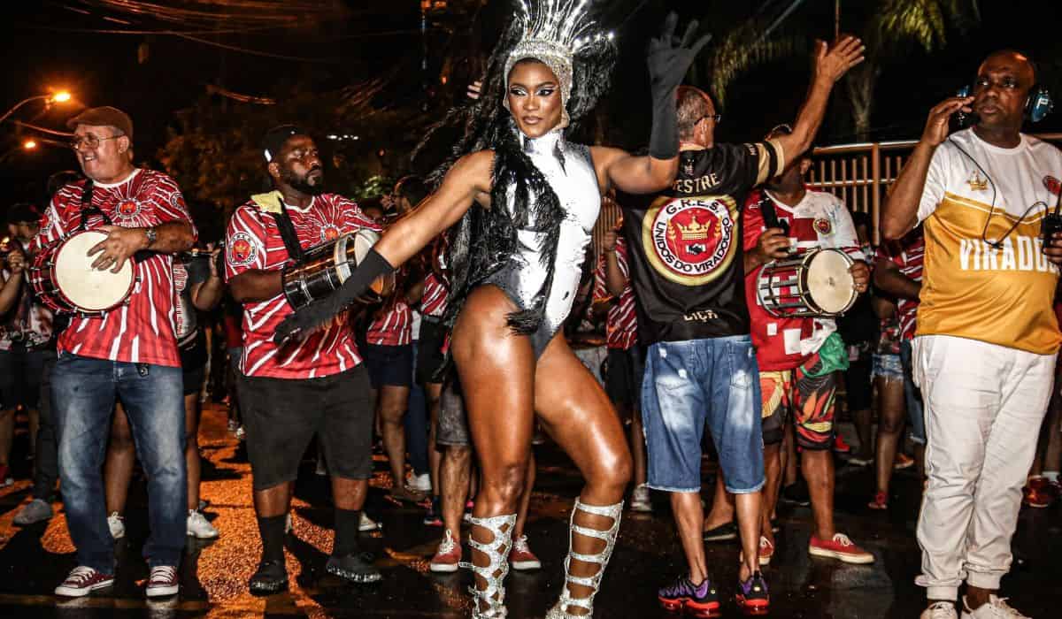 Carnaval! Érika Januza desfila em ensaio com look de luz de LED