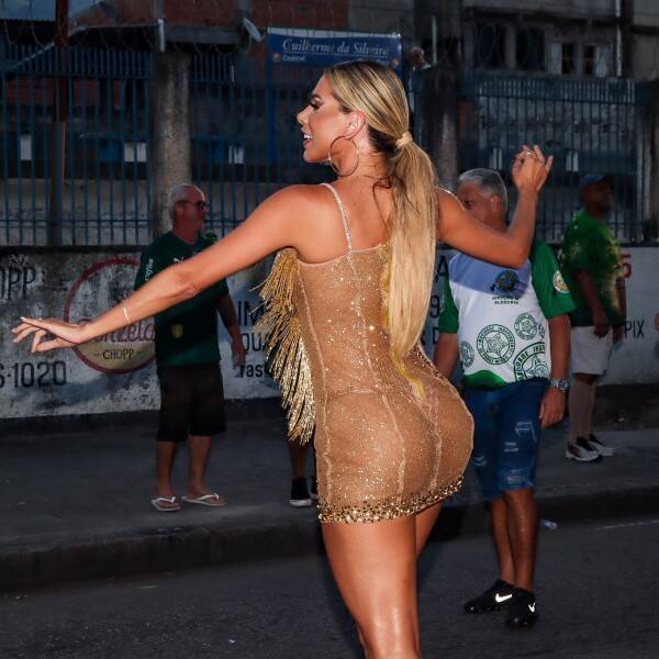 Erika Schneider samba muito em ensaio de rua da Mocidade (Foto: Victor Chapetta / AgNews)