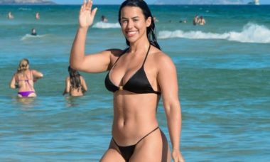 Ex-BBB Larissa Tomásia curte dia de sol em praia do RJ