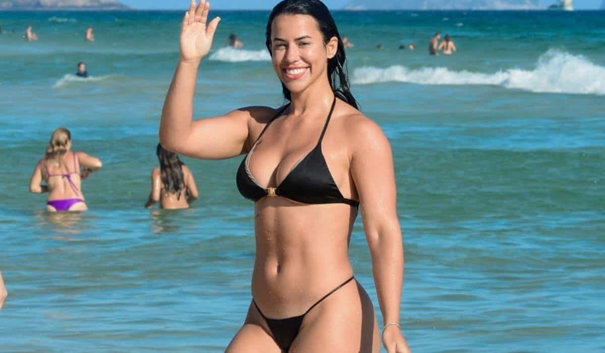Ex-BBB Larissa Tomásia curte dia de sol em praia do RJ