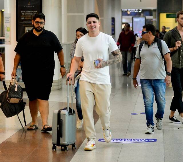 Lucas Souza é flagrado sorridente embarcando em aeroporto do RJ (Foto: Webert Belecio / AgNews)