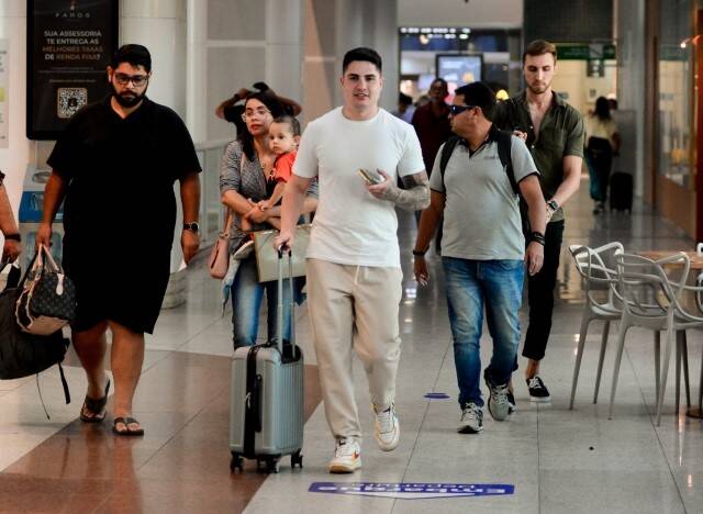 Lucas Souza é flagrado sorridente embarcando em aeroporto do RJ (Foto: Webert Belecio / AgNews)