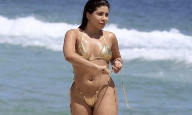 Ingrid Ohara exibe corpão em dia de praia no Rio de Janeiro