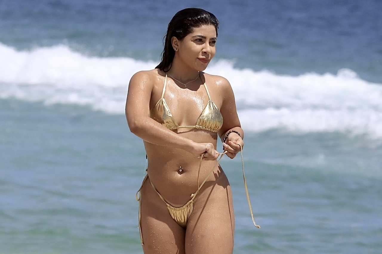 Ingrid Ohara exibe corpão em dia de praia no Rio de Janeiro