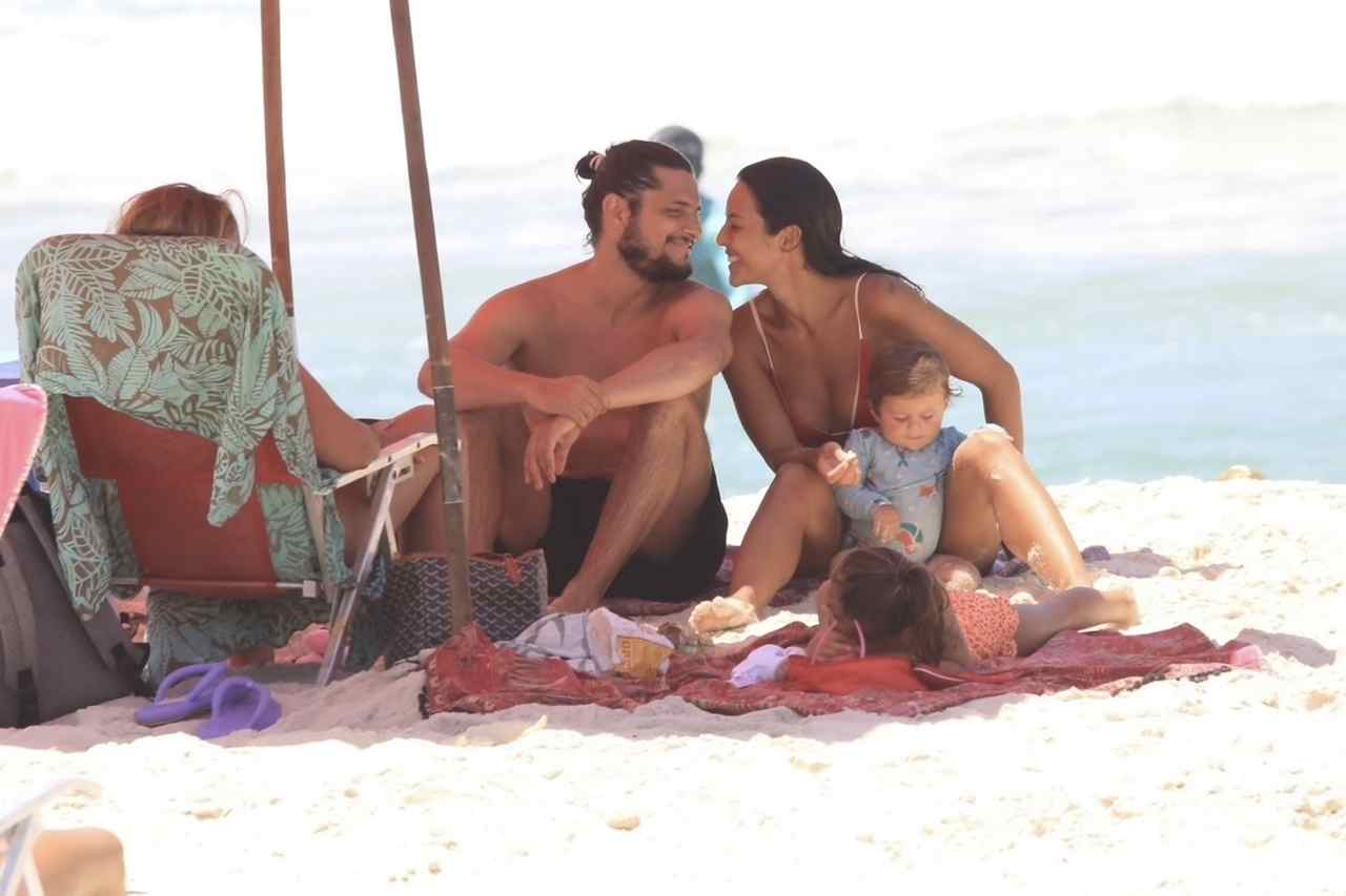 Yanna Lavigne e Bruno Gissoni curtem dia de praia com as filhas no Rio