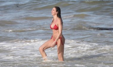 Luciana Gimenez aproveita primeiro dia do ano na praia de Trancoso