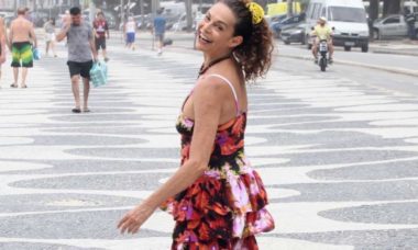 Giovanna Gold é clicada caminhando pela orla de Copacabana