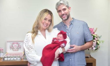 Ex-BBB Isabella Cecchi deixa a maternidade com filha e marido
