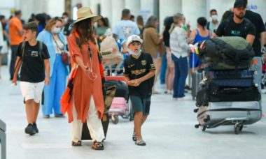 Após viagem, Juliana Paes desembarca com a família no RJ