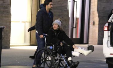 Luciana Gimenez é flagrada de cadeira de rodas após acidente