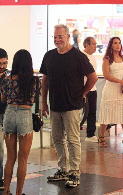 Luiz Fernando conversa com fãs ao passear em shopping do RJ (Foto: Rodrigo Adao / AgNews)