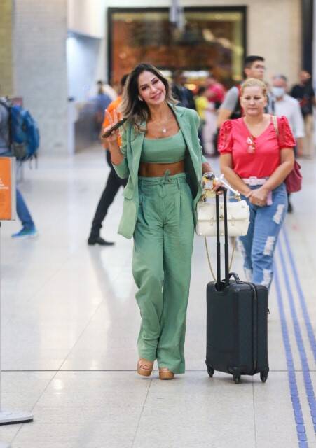 Maíra Cardi é flagrada desembarcando em aeroporto do RJ (Foto: AgNews)